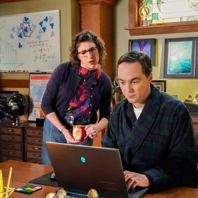 Jim Parsons y Mayim Bialik en Capítulo 14 titulado 'Memoria' de 'El joven Sheldon'