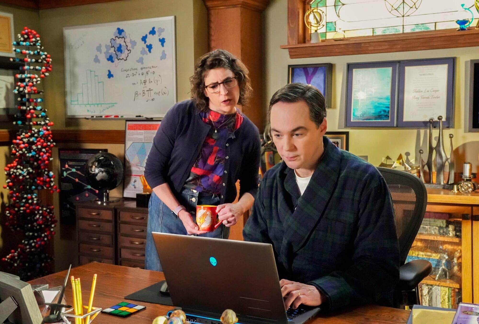 Jim Parsons y Mayim Bialik en Capítulo 14 titulado 'Memoria' de 'El joven Sheldon'