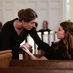 Zoe Perry y Raegan Revord en el 'Funeral' de 'Young Sheldon'
