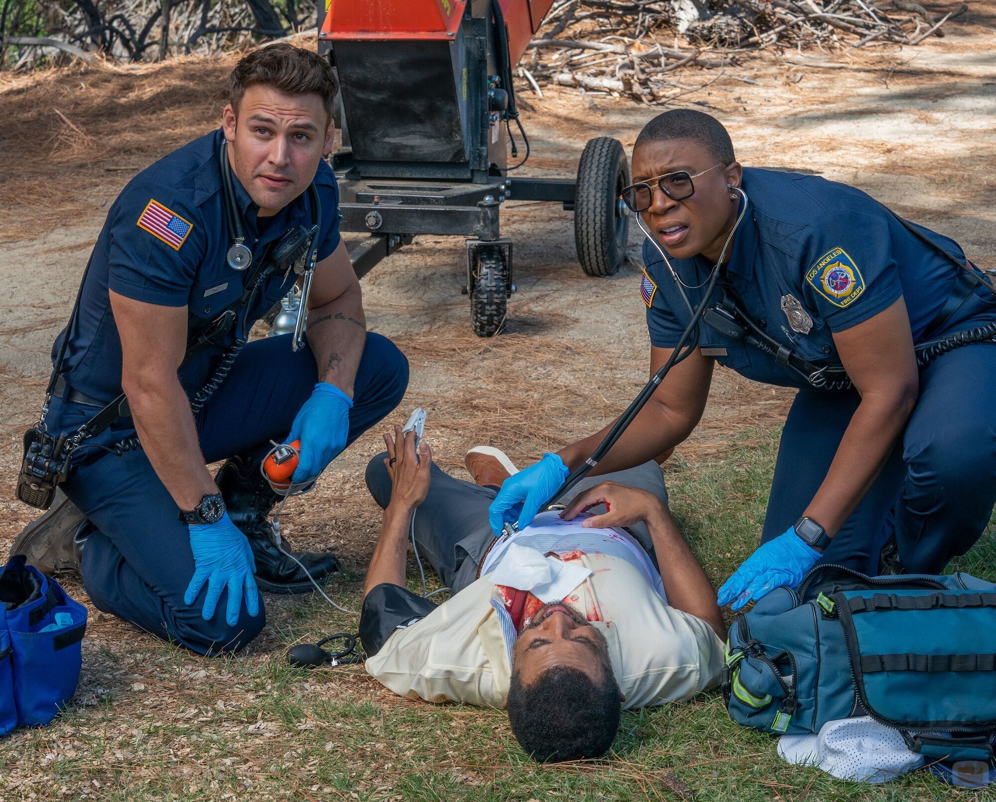 Aisha Hinds y Ryan Guzman en 6x01 'Que comiencen los juegos' de '9-1-1'