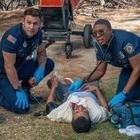 Aisha Hinds y Ryan Guzman en 6x01 'Que comiencen los juegos' de '9-1-1'