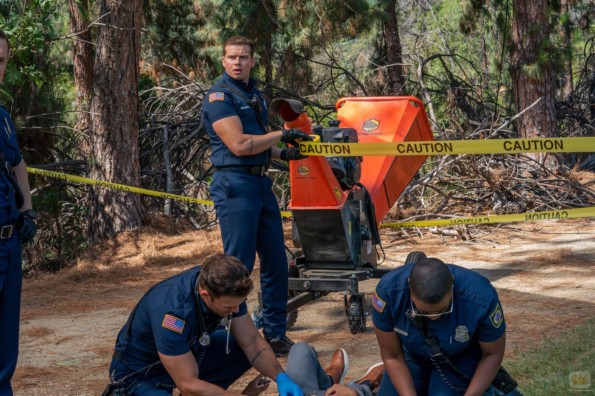 Aisha Hinds y Oliver Stark en el 6x01 de '9-1-1'