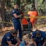 Aisha Hinds y Oliver Stark en el 6x01 de '9-1-1'