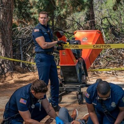 Aisha Hinds y Oliver Stark en el 6x01 de '9-1-1'