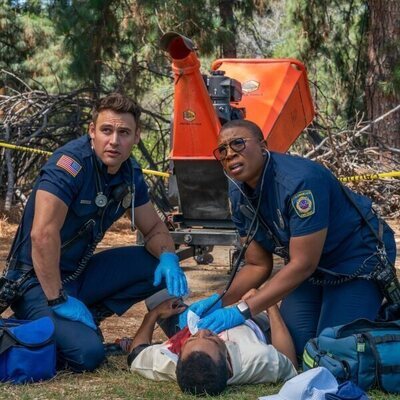 Aisha Hinds y Ryan Guzman en la temporada 6 y el capítulo 01 de '9-1-1'