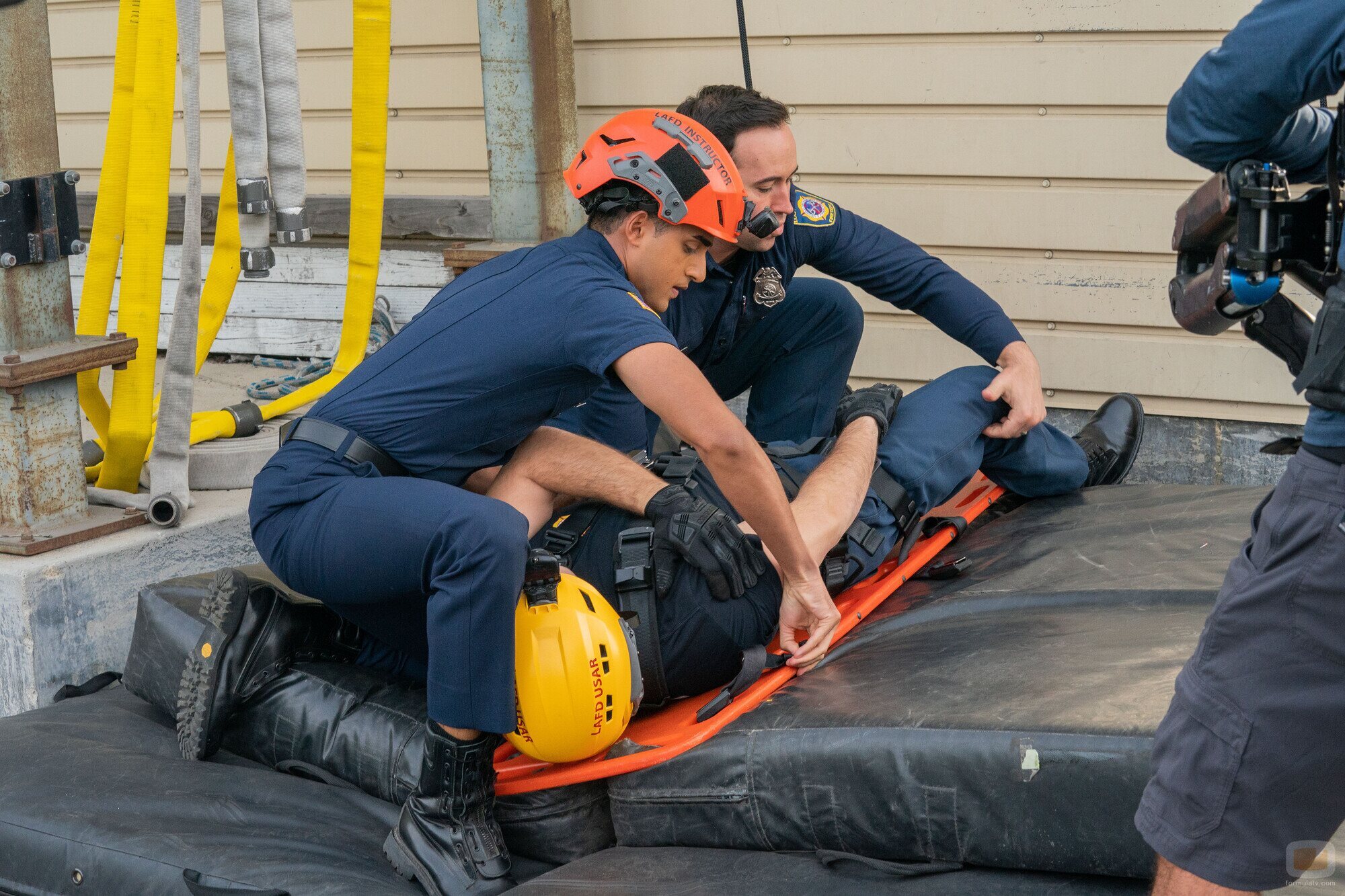 Escena de Anirudh Pisharody en la temporada 6 y el capítulo 14 de '9-1-1'