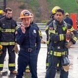 Kenneth Choi y Anirudh Pisharody en Capítulo 14 titulado 'Ansiedad de rendimiento' de '9-1-1'