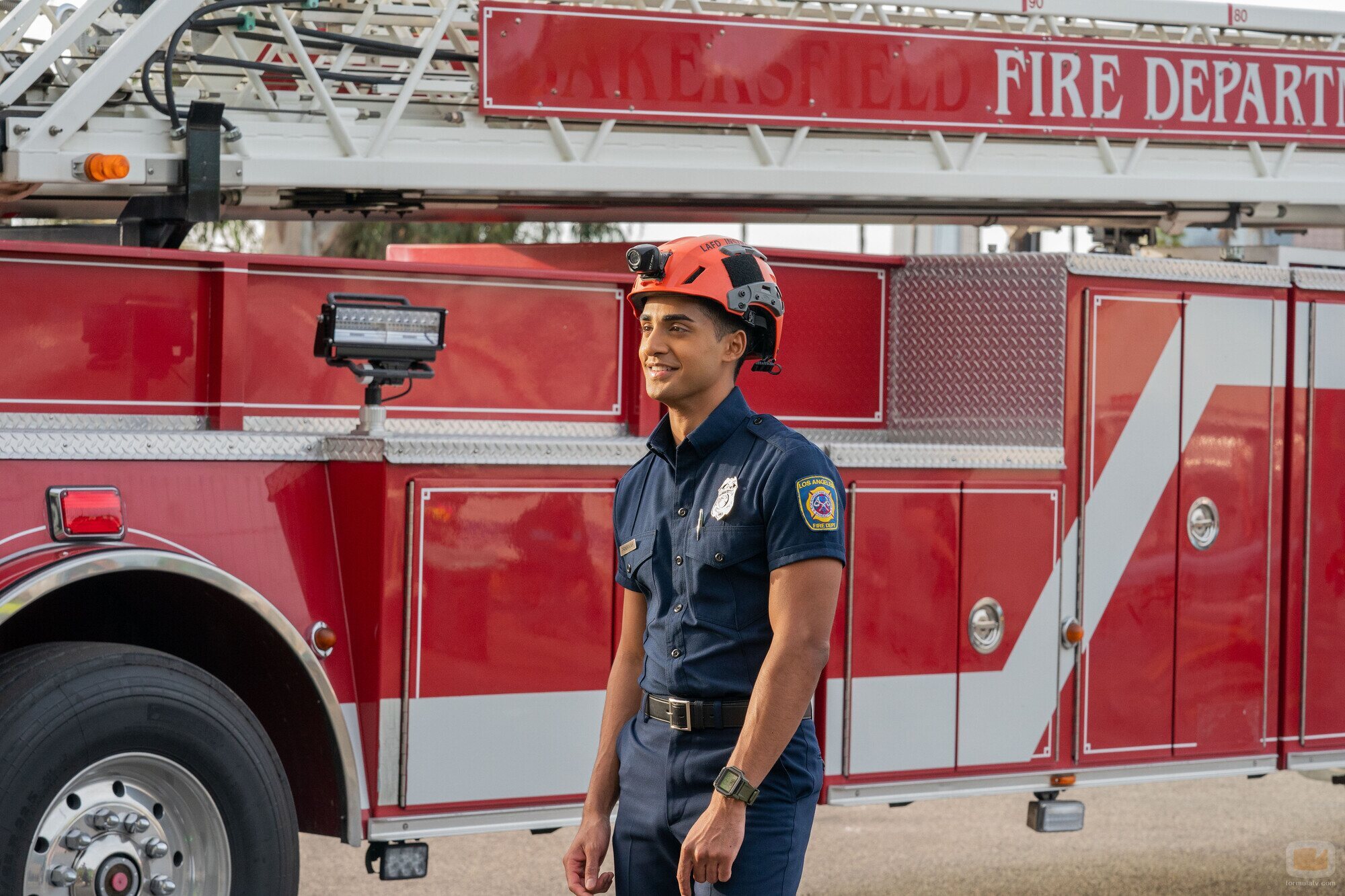 Still de Anirudh Pisharody en la temporada 6 y el capítulo 14 de '9-1-1'