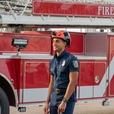 Still de Anirudh Pisharody en la temporada 6 y el capítulo 14 de '9-1-1'