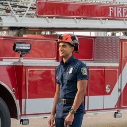 Still de Anirudh Pisharody en la temporada 6 y el capítulo 14 de '9-1-1'