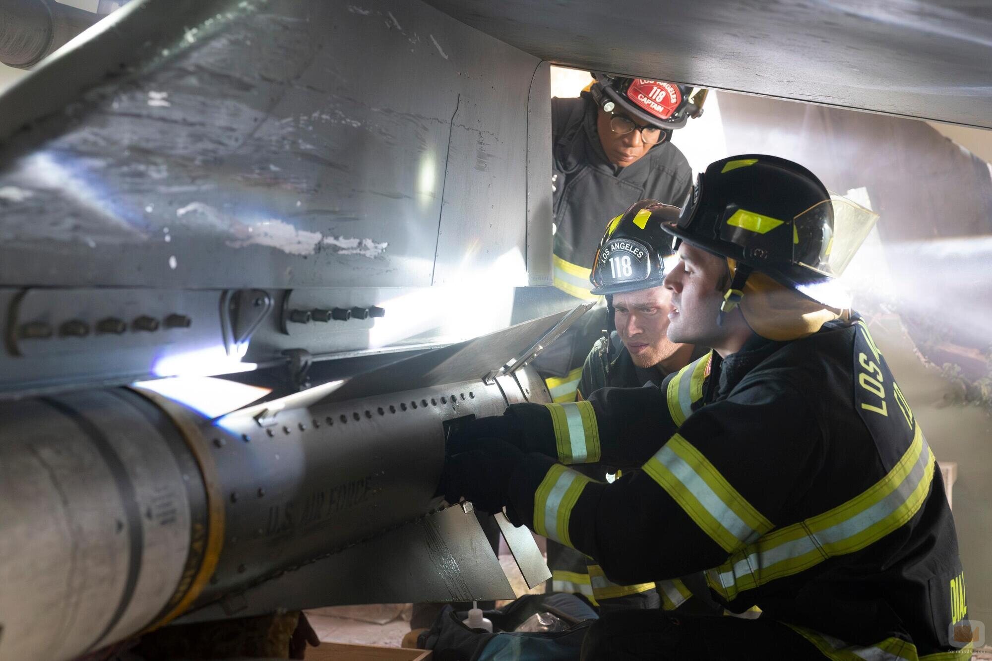 Ryan Guzman y Oliver Stark en Capítulo 1 titulado 'Abandon Ships' de '9-1-1'