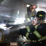 Ryan Guzman y Oliver Stark en Capítulo 1 titulado 'Abandon Ships' de '9-1-1'