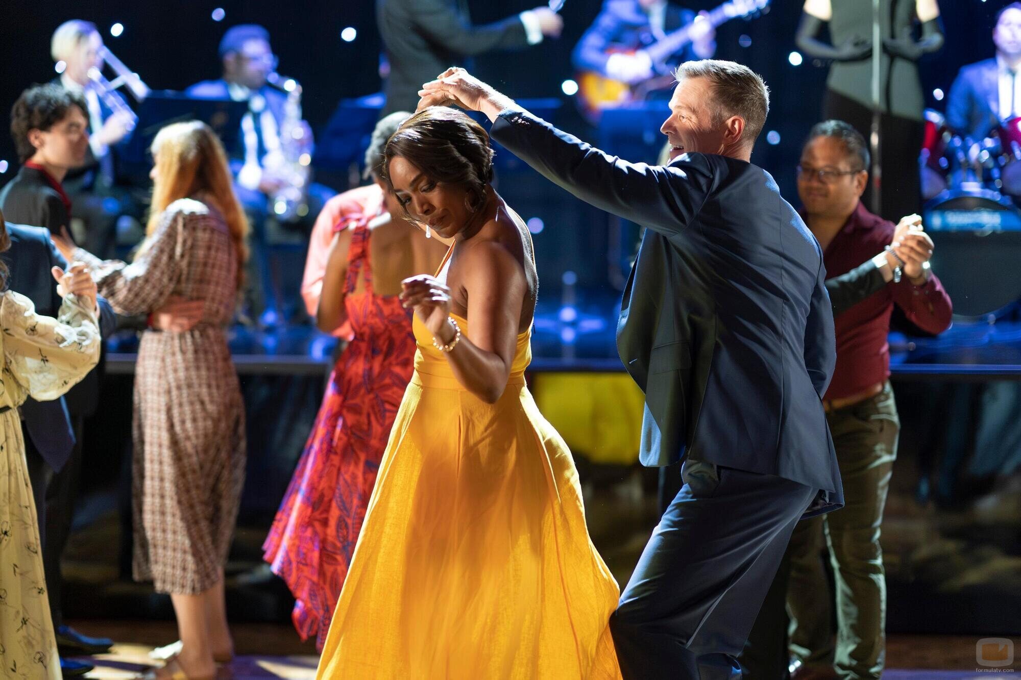 Peter Krause y Angela Bassett en 7x01 titulado 'Abandon Ships' de '9-1-1'