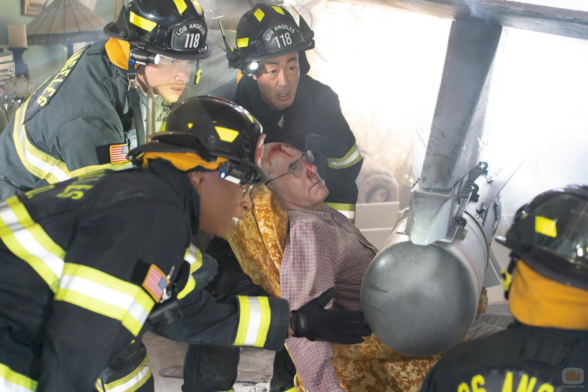 Kenneth Choi y Oliver Stark en el 7x01 de '9-1-1'