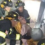 Kenneth Choi y Oliver Stark en el 7x01 de '9-1-1'