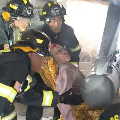 Kenneth Choi y Oliver Stark en el 7x01 de '9-1-1'