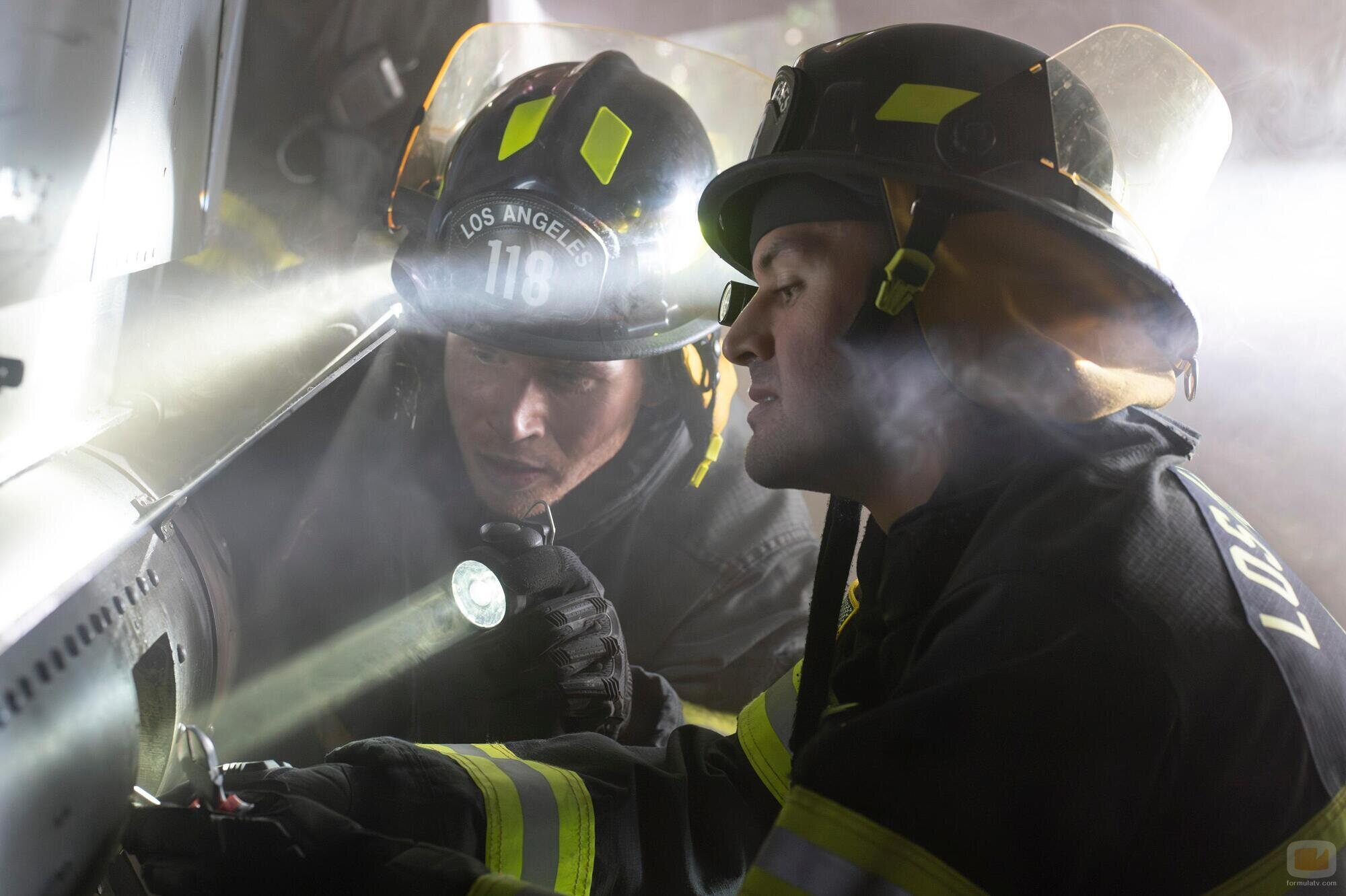 Kenneth Choi y Oliver Stark en el 'Abandon Ships' de '911'