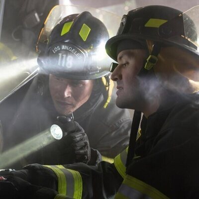 Kenneth Choi y Oliver Stark en el 'Abandon Ships' de '911'