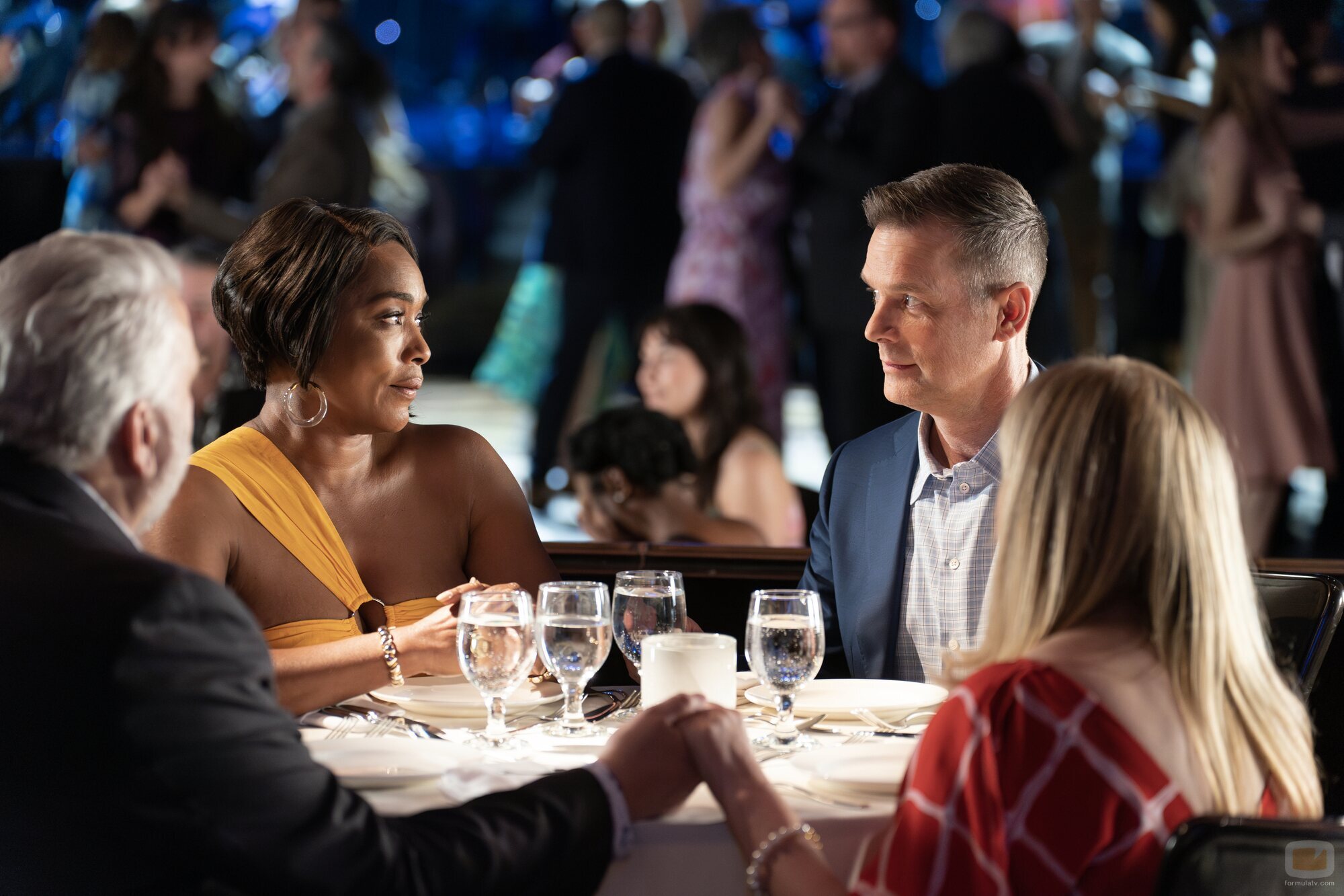 Peter Krause y Angela Bassett en el 7x01 de '911'
