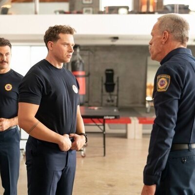 Ryan Guzman y Oliver Stark en la temporada 8 y el capítulo 01 de '9-1-1'