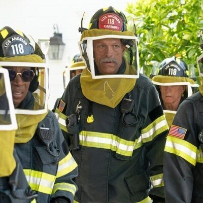 Kenneth Choi y Ryan Guzman en el 8x01 de '911'