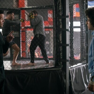 Rob McElhenney y Elisha Henig en el 4x08 de 'Mythic Quest: Banquete de Cuervos'