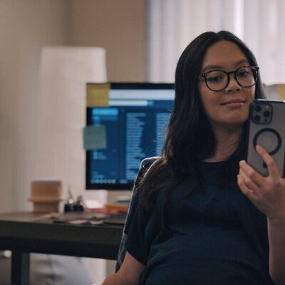 Charlotte Nicdao en el 'Teléfonos' de 'Mythic Quest: Banquete de Cuervos'