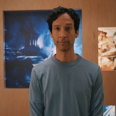 Danny Pudi en Capítulo 9 titulado 'Teléfonos' de 'Mythic Quest'