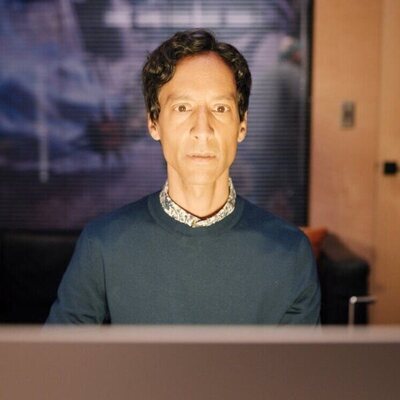 Danny Pudi en el 4x10 de 'Mythic Quest: Banquete de Cuervos'