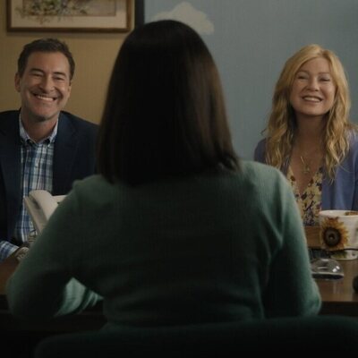 Ellen Pompeo y Mark Duplass en 'Almost Like a Prayer' de 'Una buena familia americana'