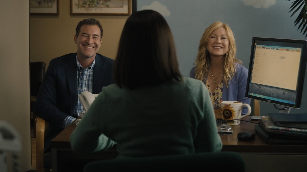 Ellen Pompeo y Mark Duplass en 'Almost Like a Prayer' de 'Una buena familia americana'