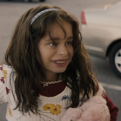 Imogen Faith Reid en Capítulo 1 titulado 'Almost Like a Prayer' de 'Una buena familia americana'