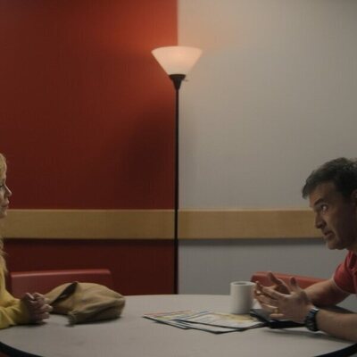 Imagen de Ellen Pompeo y Mark Duplass en 'Almost Like a Prayer' de 'Una buena familia americana'