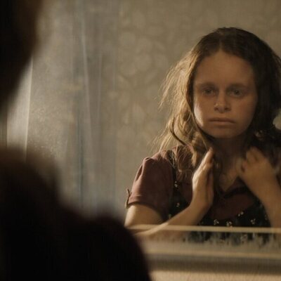 Imogen Faith Reid en el 1x05 de 'Una buena familia americana'