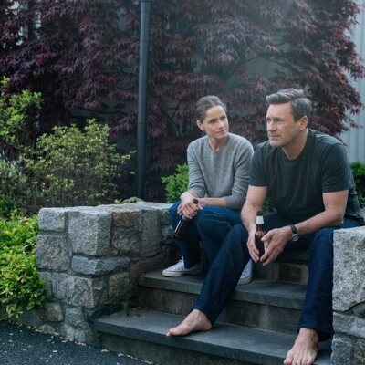 Jon Hamm y Amanda Peet en el 1x01 de 'Your Friends and Neighbors'