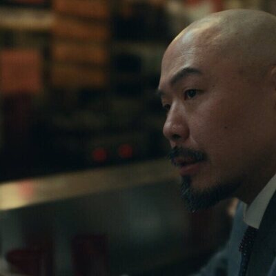 Hoon Lee en el 1x01 de 'Vicios ocultos'