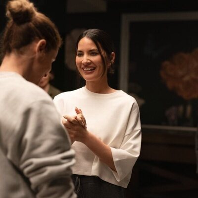 Olivia Munn en la temporada 1 y el capítulo 03 de 'Vicios ocultos'