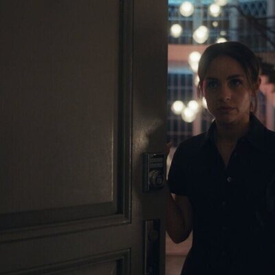 Aimee Carrero en el 1x03 de 'Your Friends and Neighbors'