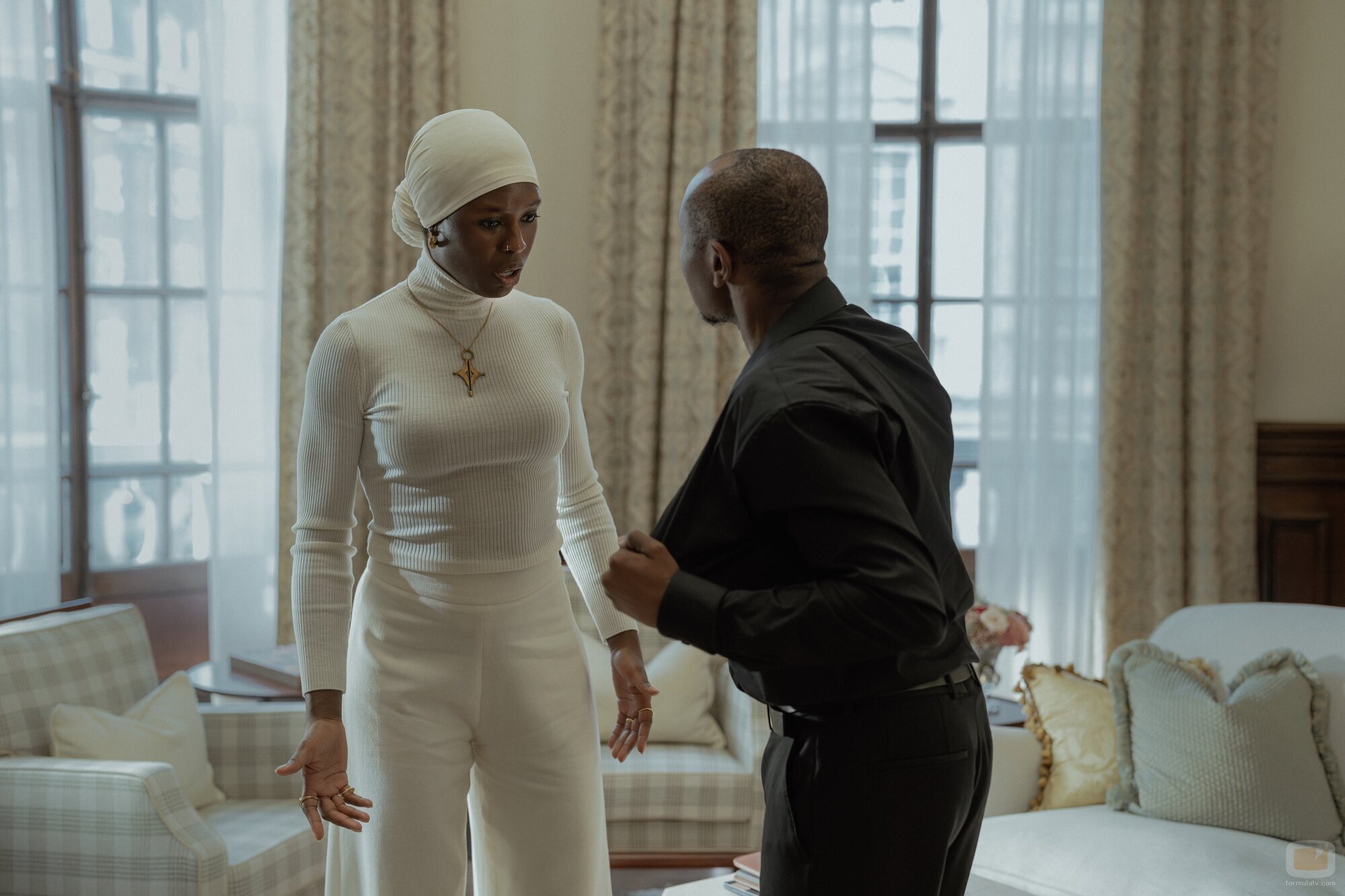 Kurt Egyiawan y Jodie Turner-Smith en Capítulo 5 titulado 'Ratonera' de 'La agencia'