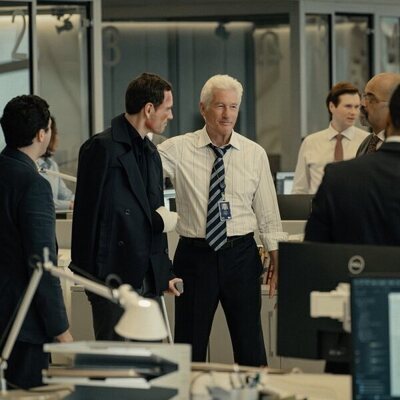 Richard Gere y Michael Fassbender en el 1x10 de 'La agencia'