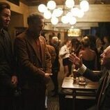 Ike Barinholtz y Seth Rogen en el 1x01 de 'The Studio'