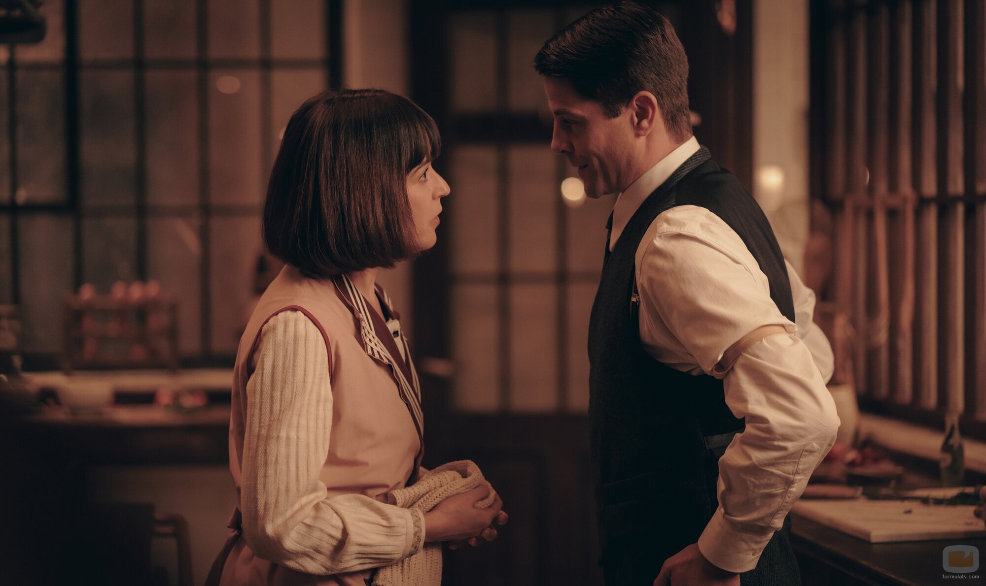 Verónica Sánchez y Luis Fernández 'Perla' en Capítulo 2 titulado 'Capítulo 2' de 'La Favorita 1922'