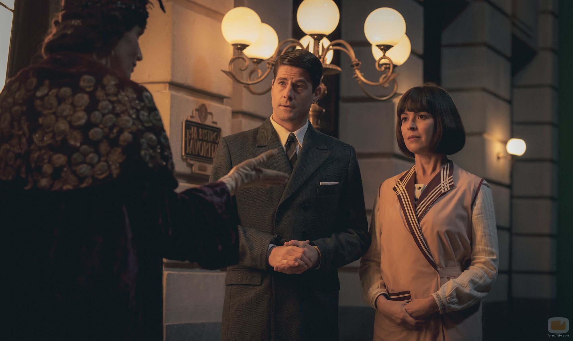 Verónica Sánchez y Luis Fernández 'Perla' en la temporada 1 y el capítulo 02 de 'La Favorita 1922'