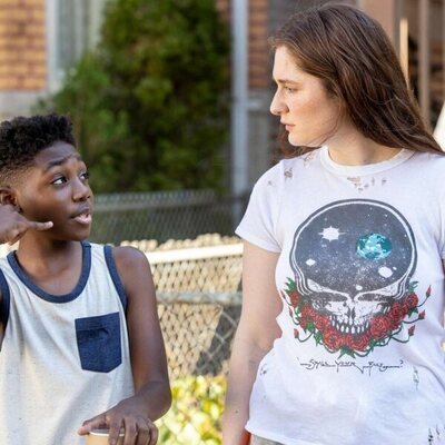 Emma Kenney y Christian Isaiah en Capítulo 1 titulado '¡Esto es Chicago!' de 'Shameless'