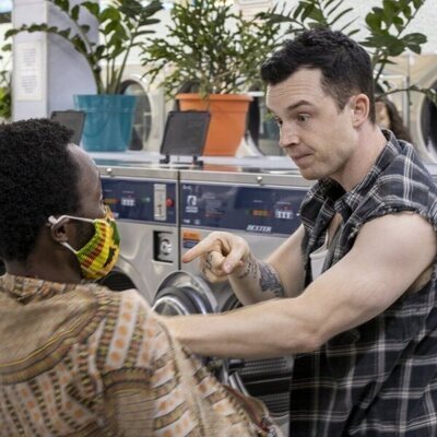 Noel Fisher en el 11x01 de 'Shameless'