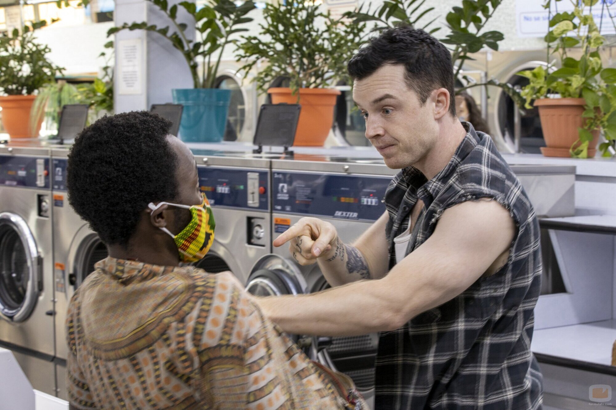 Noel Fisher en el 11x01 de 'Shameless'
