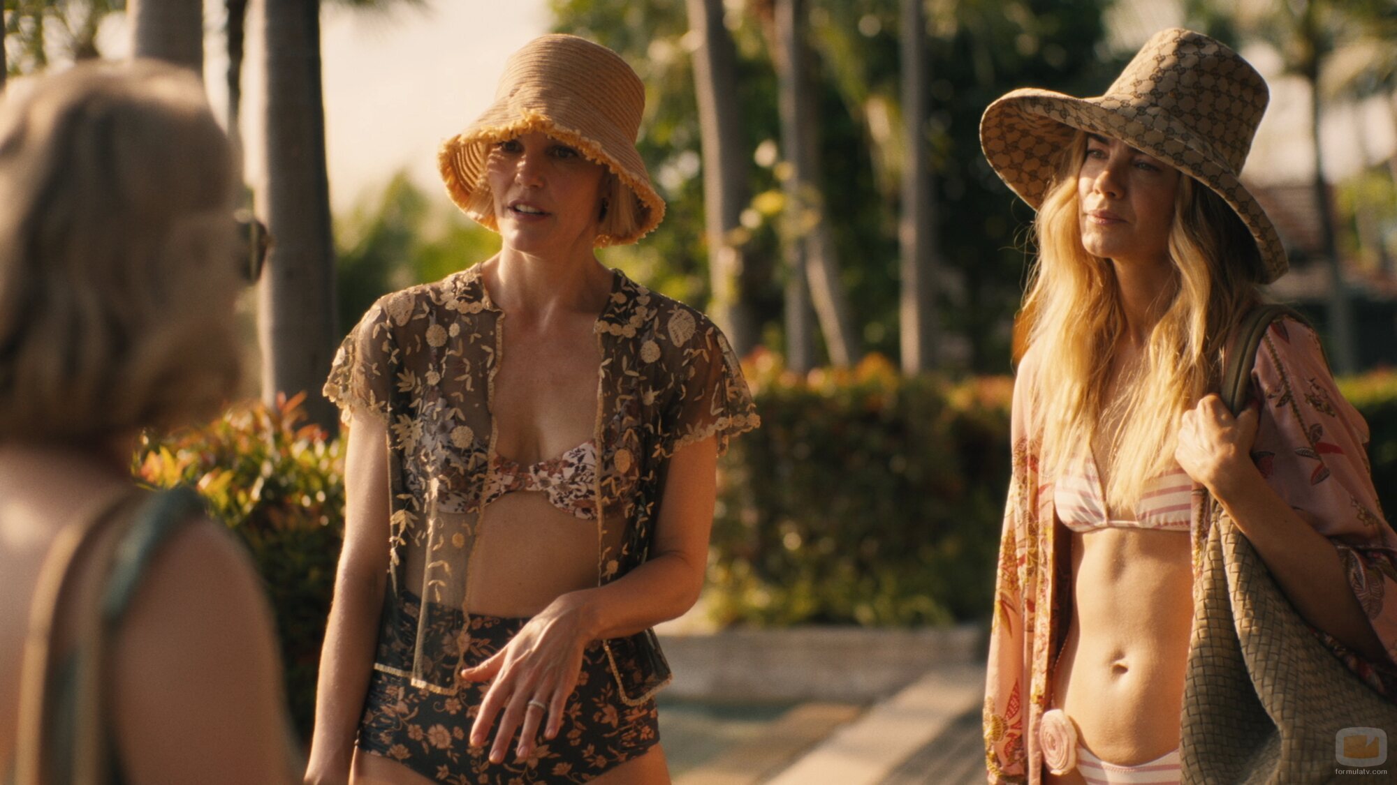 Michelle Monaghan y Leslie Bibb en 3x06 titulado 'Negaciones' de 'The White Lotus'