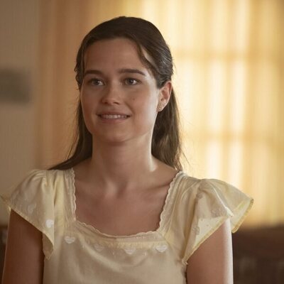 Still de Sarah Catherine Hook en 3x06 titulado 'Negaciones' de 'The White Lotus'