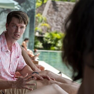 Patrick Schwarzenegger en el 3x06 de 'The White Lotus'