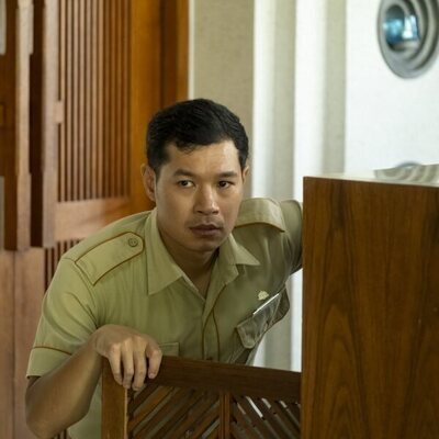 Still de Tayme Thapthimthong en 'Negaciones' de 'The White Lotus'